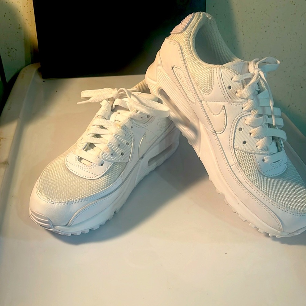 White Nike air maxes been worn once or twice.  Buyer is responsible for shipping